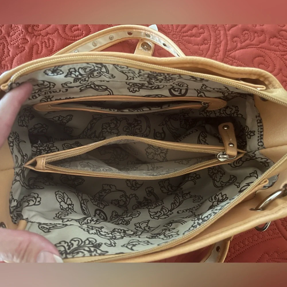 Cowgirl Trendy Peachy Tan and Cream Western Conceal and Carry Handbag - Picture 13 of 16